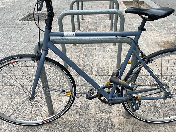 Fahrrad am Bahnhof sicher abstellen: Schloss, Stellplatz und Diebstahlschutz