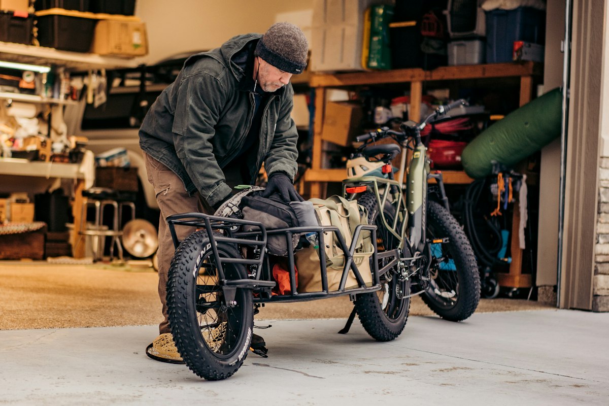 Symbolbild: Arbeiten an einem E-Bike. Die Aufnahme zeigt nicht VoltR oder dessen Akkuaufbereitung.