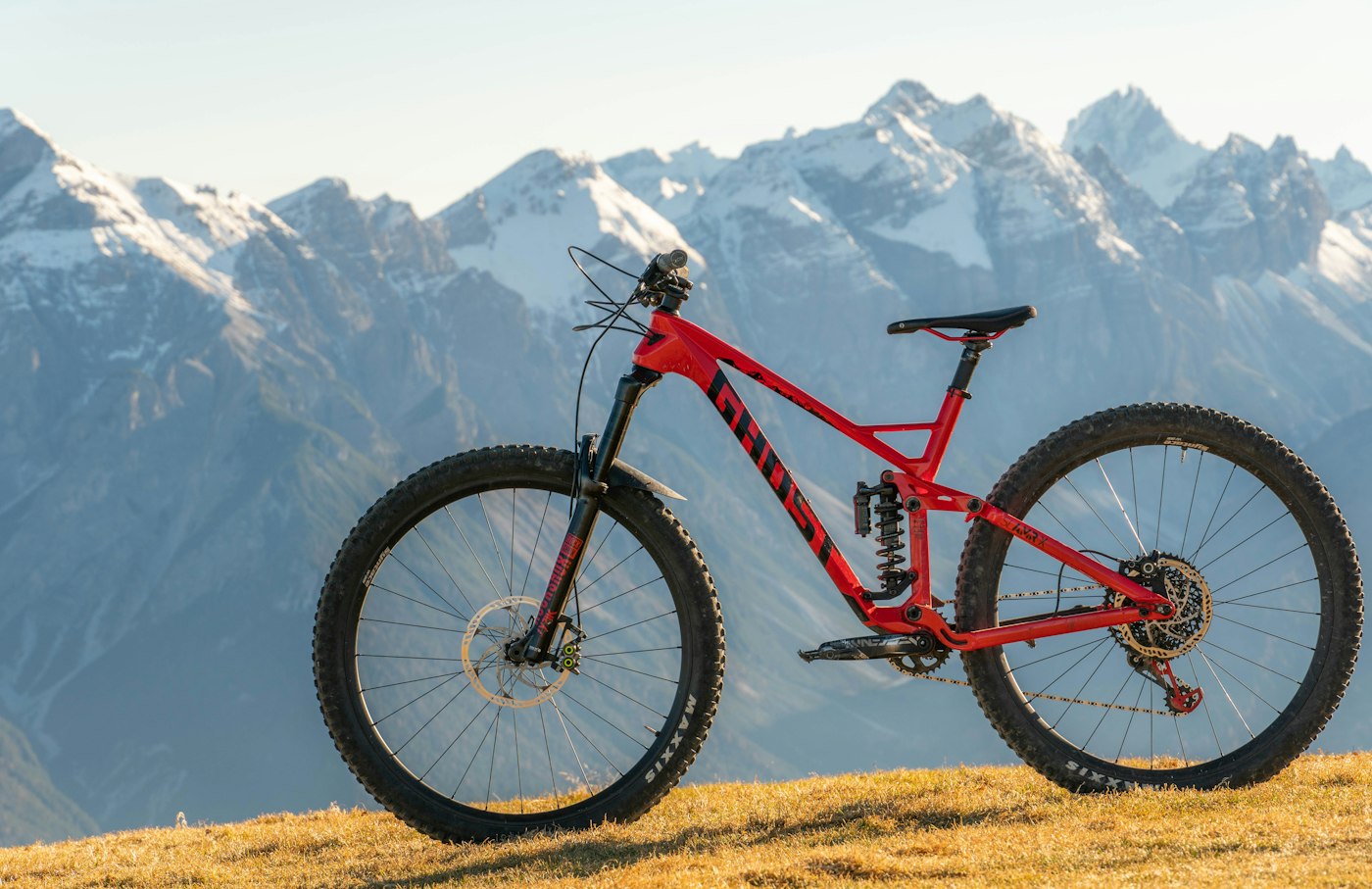Ducati bringt für 2027 zwei neue E-Enduros mit Carbon-Rahmen und kräftigem Avinox-M2S-Antrieb von DJI.